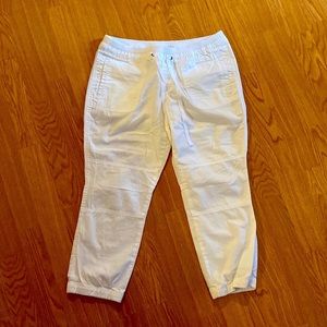 Women’s white elastic waist cropped cargo pants from Old Navy size Small